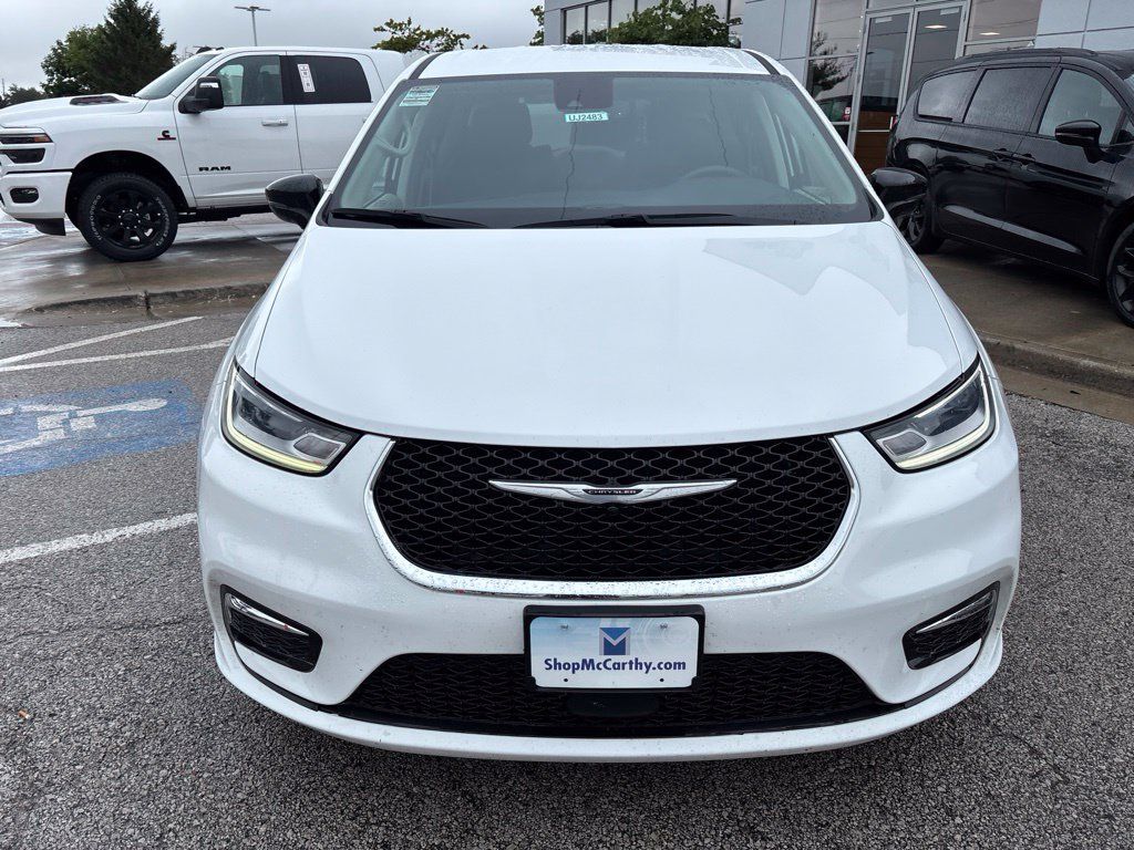 Used 2024 Chrysler Pacifica Limited FWD image 3