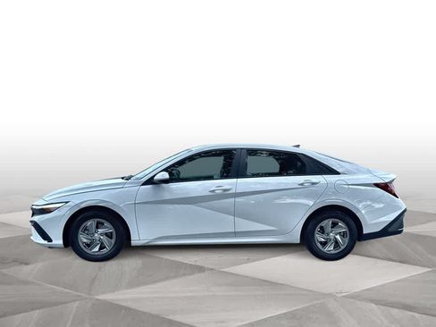 Used 2024 Hyundai Elantra SE FWD image 5