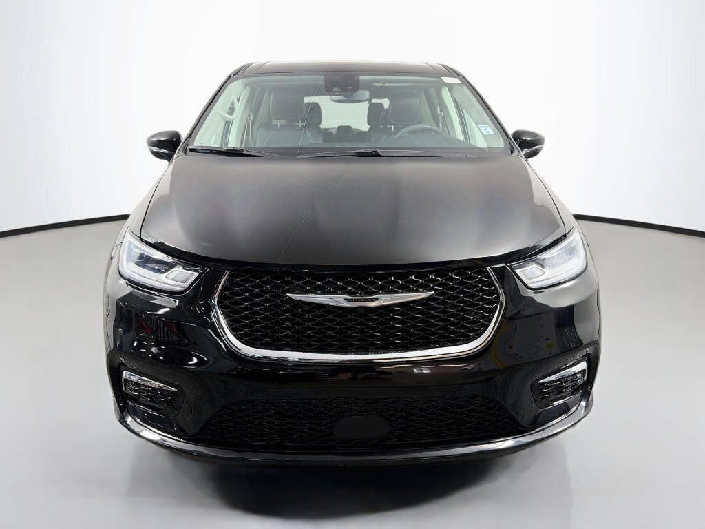 Used 2024 Chrysler Pacifica Touring-L FWD image 2