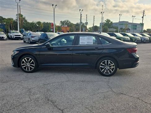 Used 2025 Volkswagen Jetta SE FWD image 5