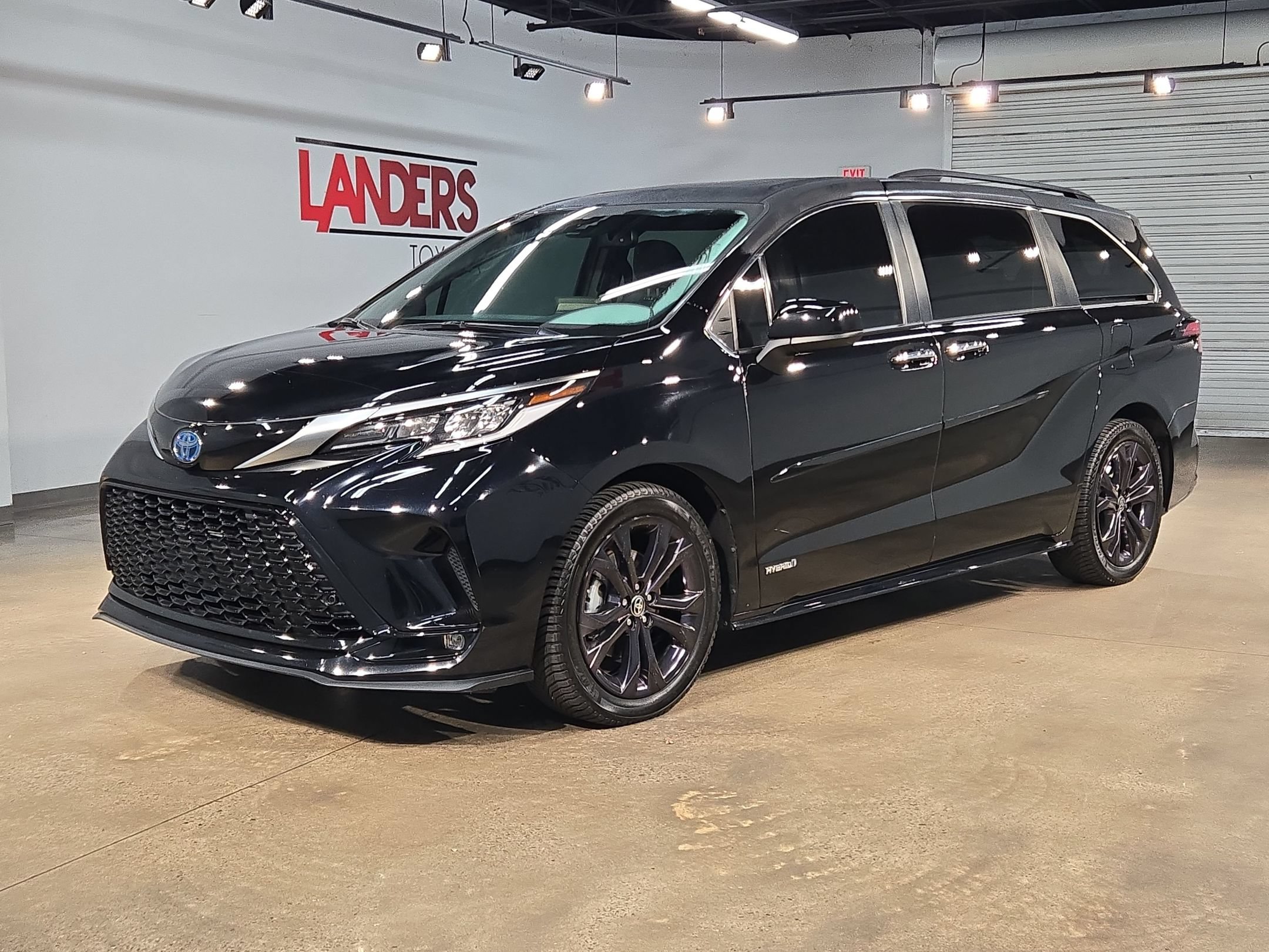 Used 2021 Toyota Sienna XSE FWD image 3
