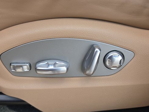 Used 2024 Porsche Macan AWD/4WD image 10