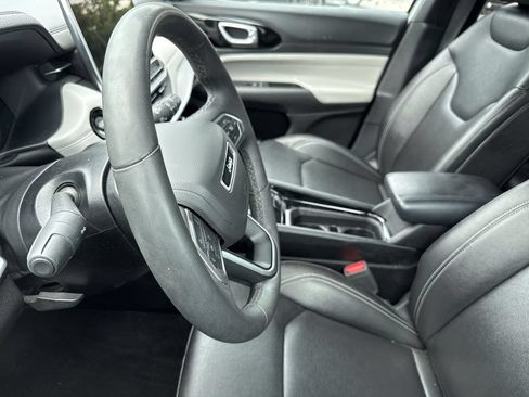 Used 2025 Jeep Compass Limited AWD/4WD image 17