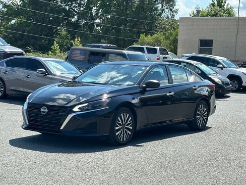 Used 2025 Nissan Altima 2.5 SV FWD image 2