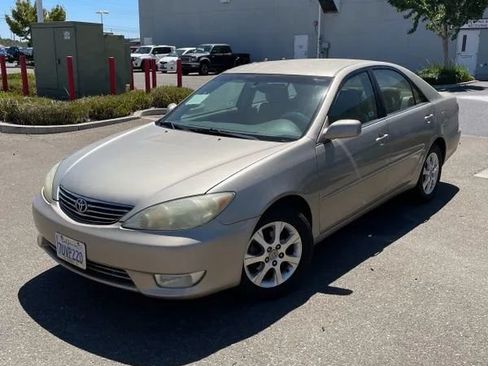 Used 2005 Toyota Camry XLE w/ XLE Premium Pkg FWD image 1