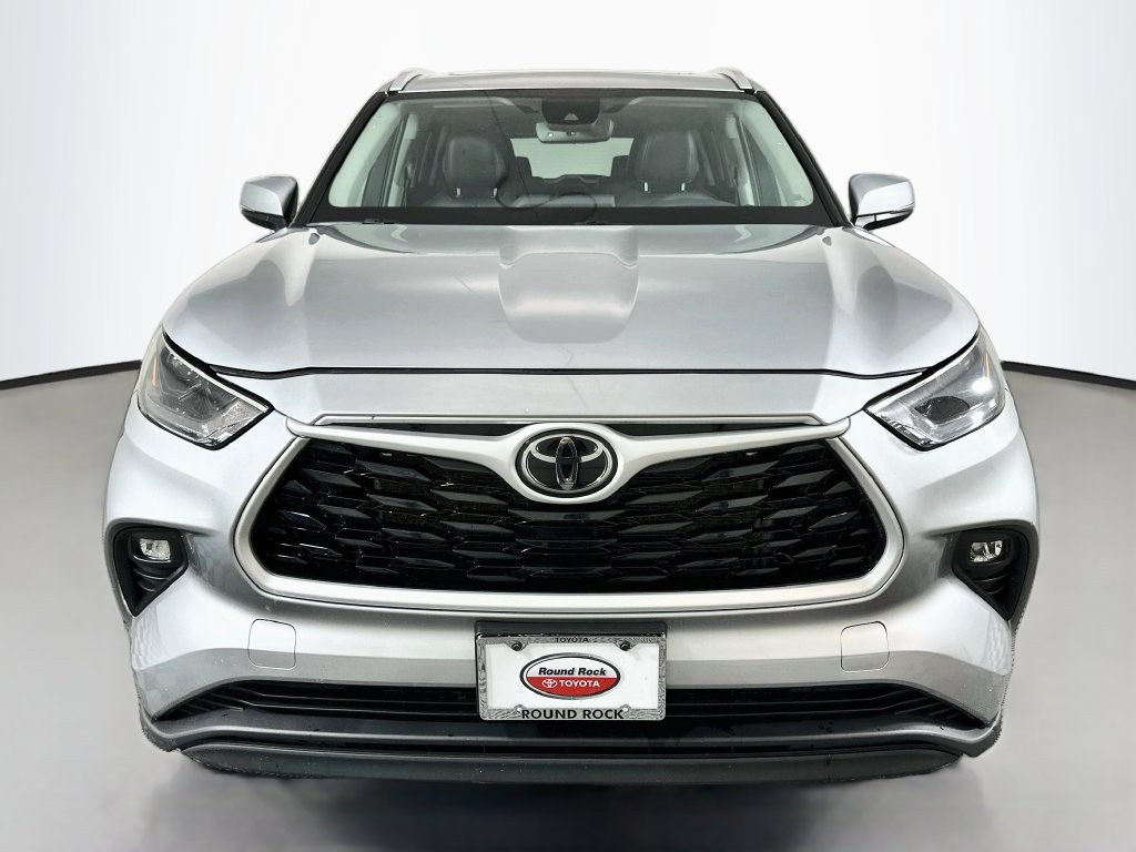 Certified 2025 Toyota Highlander XLE FWD image 2
