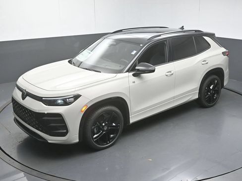 New 2026 Volkswagen Tiguan SE R-Line FWD image 47