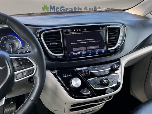 Used 2023 Chrysler Pacifica Touring-L FWD image 11