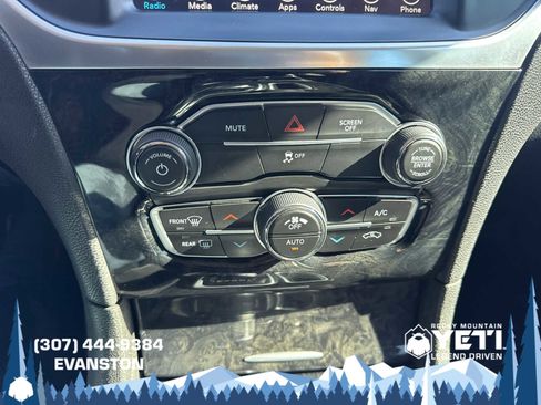 Used 2017 Chrysler 300 C AWD/4WD image 27