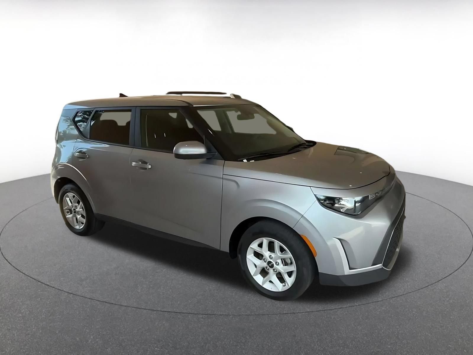 Used 2025 Kia Soul LX w/ LX Technology Package FWD image 2