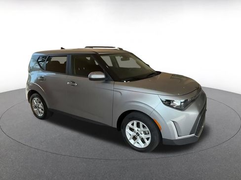 Used 2025 Kia Soul LX w/ LX Technology Package FWD image 2