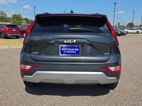 Used 2023 Kia Niro EX FWD image 4