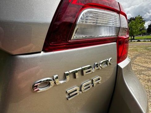 Used 2017 Subaru Outback 3.6R Limited AWD/4WD image 25