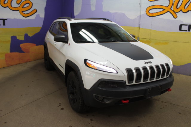 Used 2017 Jeep Cherokee Trailhawk AWD/4WD image 2