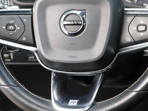 Used 2019 Volvo XC40 T4 R-Design FWD image 11