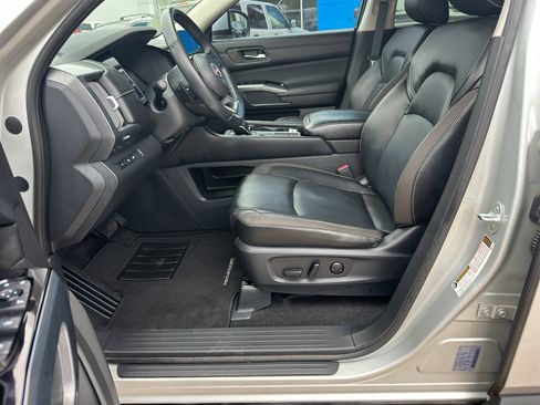 Used 2023 Nissan Pathfinder SL w/ SL Premium Package FWD image 4
