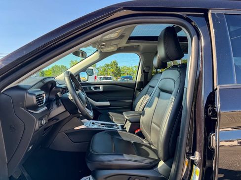 Used 2023 Ford Explorer XLT w/ Equipment Group 202A AWD/4WD image 19