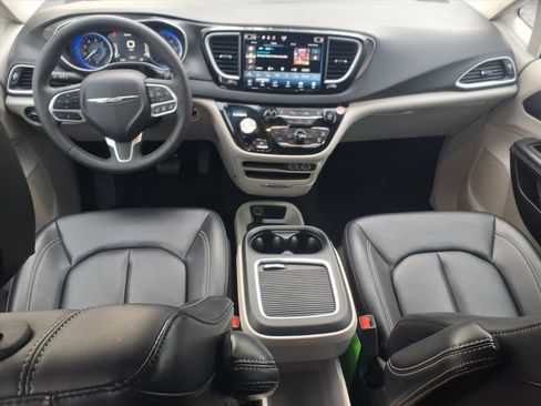 Used 2024 Chrysler Pacifica Touring-L image 6