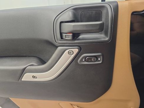 Used 2013 Jeep Wrangler Unlimited Sahara w/ Connectivity Group AWD/4WD image 65