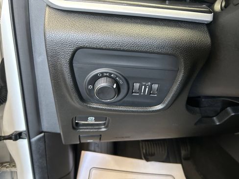 Certified 2022 Jeep Grand Cherokee L Laredo w/ Luxury Tech Group I AWD/4WD image 15