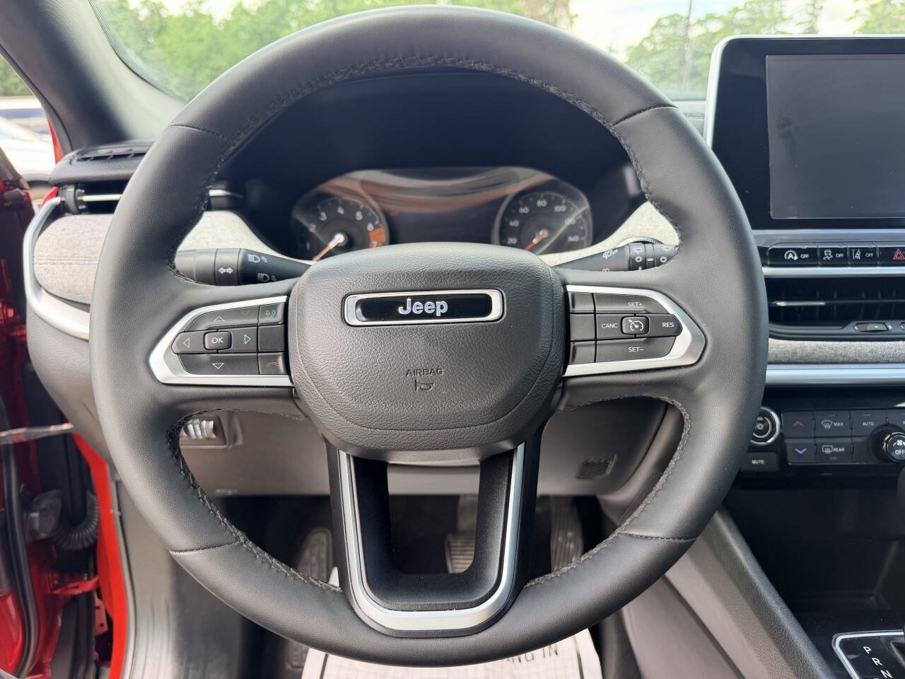 Used 2025 Jeep Compass Latitude w/ Sun & Sound Group AWD/4WD image 28
