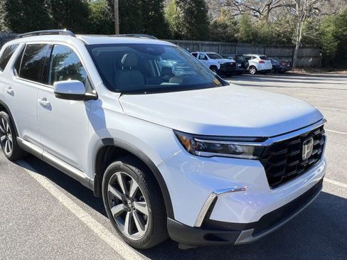 Certified 2023 Honda Pilot Touring image 2