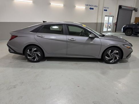 Used 2024 Hyundai Elantra SEL w/ Convenience Package FWD image 10