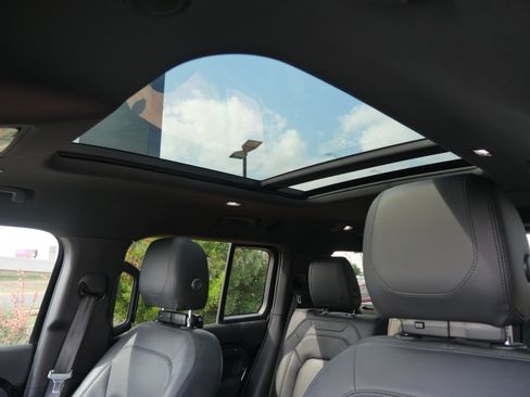 Used 2023 Land Rover Defender 130 S image 10