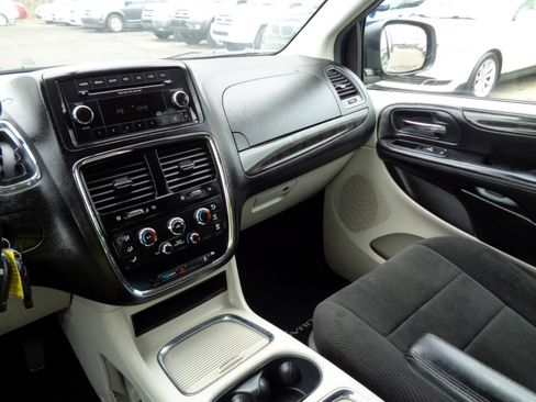 Used 2013 Dodge Grand Caravan SXT image 21
