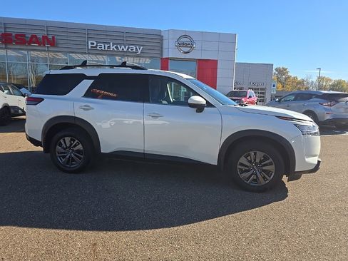 Used 2022 Nissan Pathfinder SV w/ SV Black Package image 8