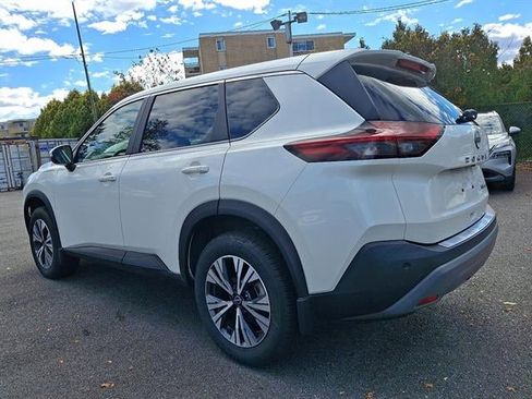 Used 2023 Nissan Rogue SV image 4