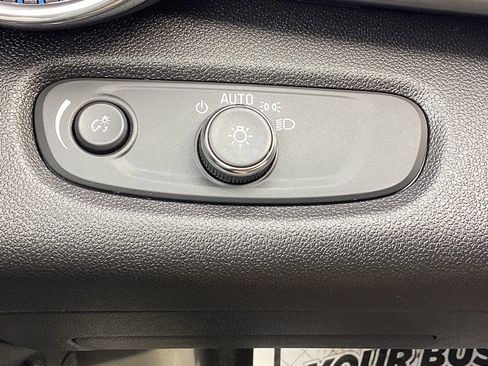 Used 2025 Chevrolet Trax LT w/ LT Convenience Package image 26