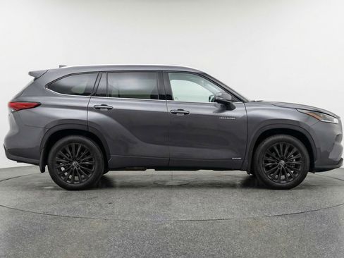 Used 2025 Toyota Highlander XSE image 11