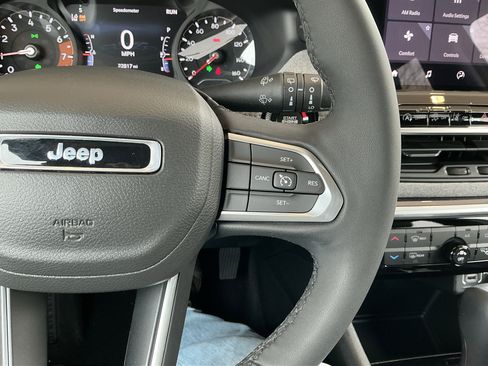 Used 2023 Jeep Compass Latitude image 12