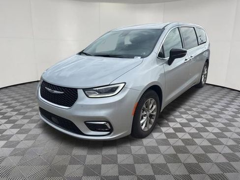Used 2026 Chrysler Pacifica Limited FWD image 11