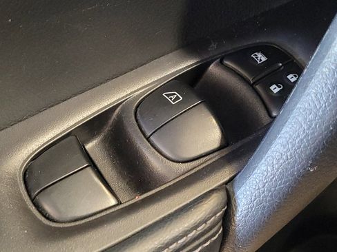 Used 2015 Nissan Rogue SV image 27