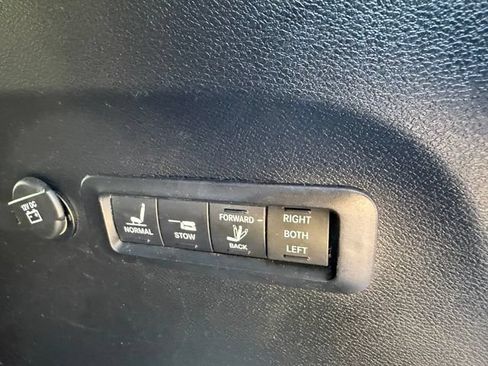 Used 2022 Chrysler Pacifica Pinnacle FWD image 6