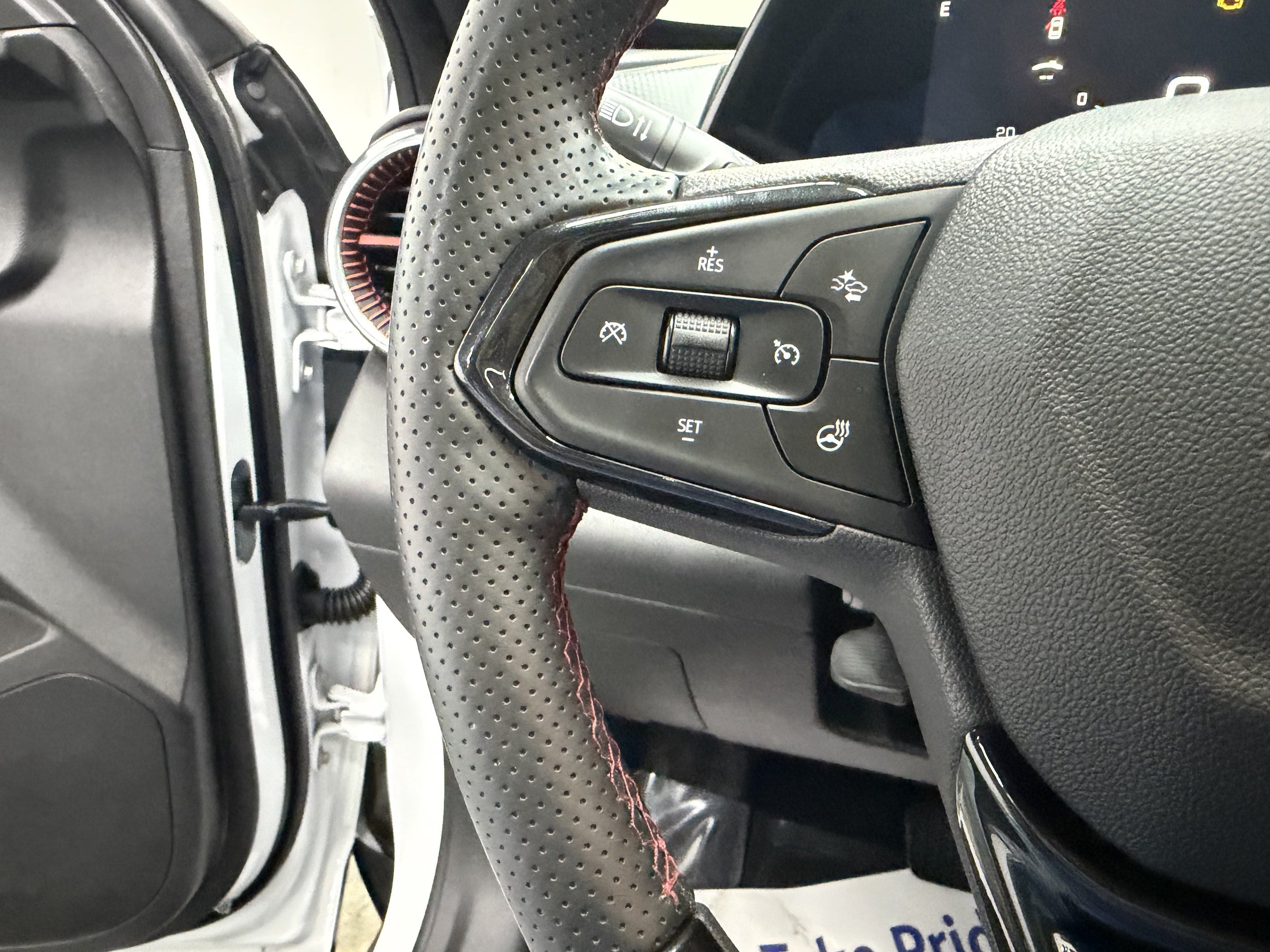 Used 2024 Chevrolet Trax RS w/ Sunroof Package FWD image 15