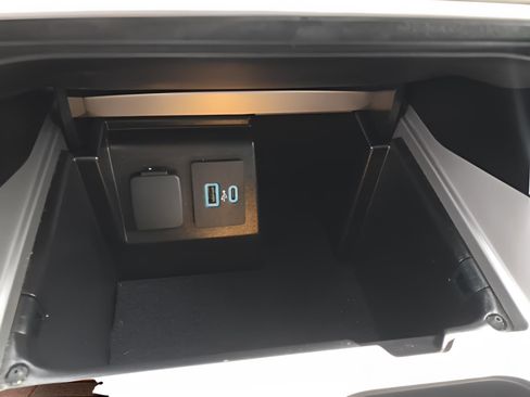 Used 2023 Ford Explorer XLT w/ Equipment Group 202A image 13