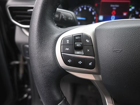 Used 2023 Ford Explorer XLT w/ Equipment Group 202A RWD image 7