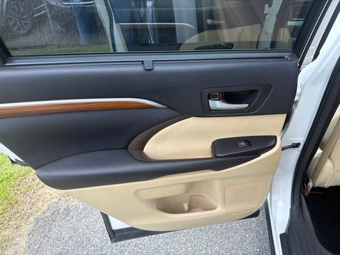 Used 2018 Toyota Highlander Limited FWD image 31