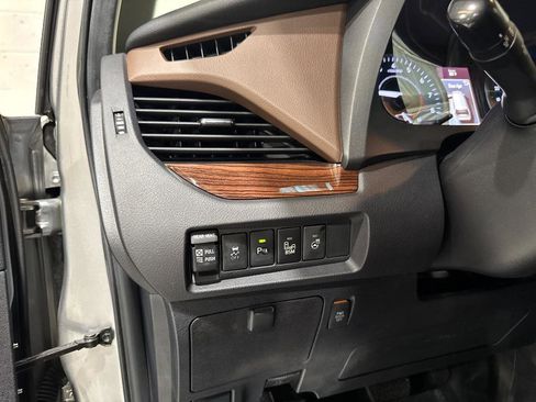 Used 2017 Toyota Sienna Limited FWD image 29
