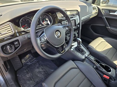 Used 2015 Volkswagen Golf 4-Door FWD image 10
