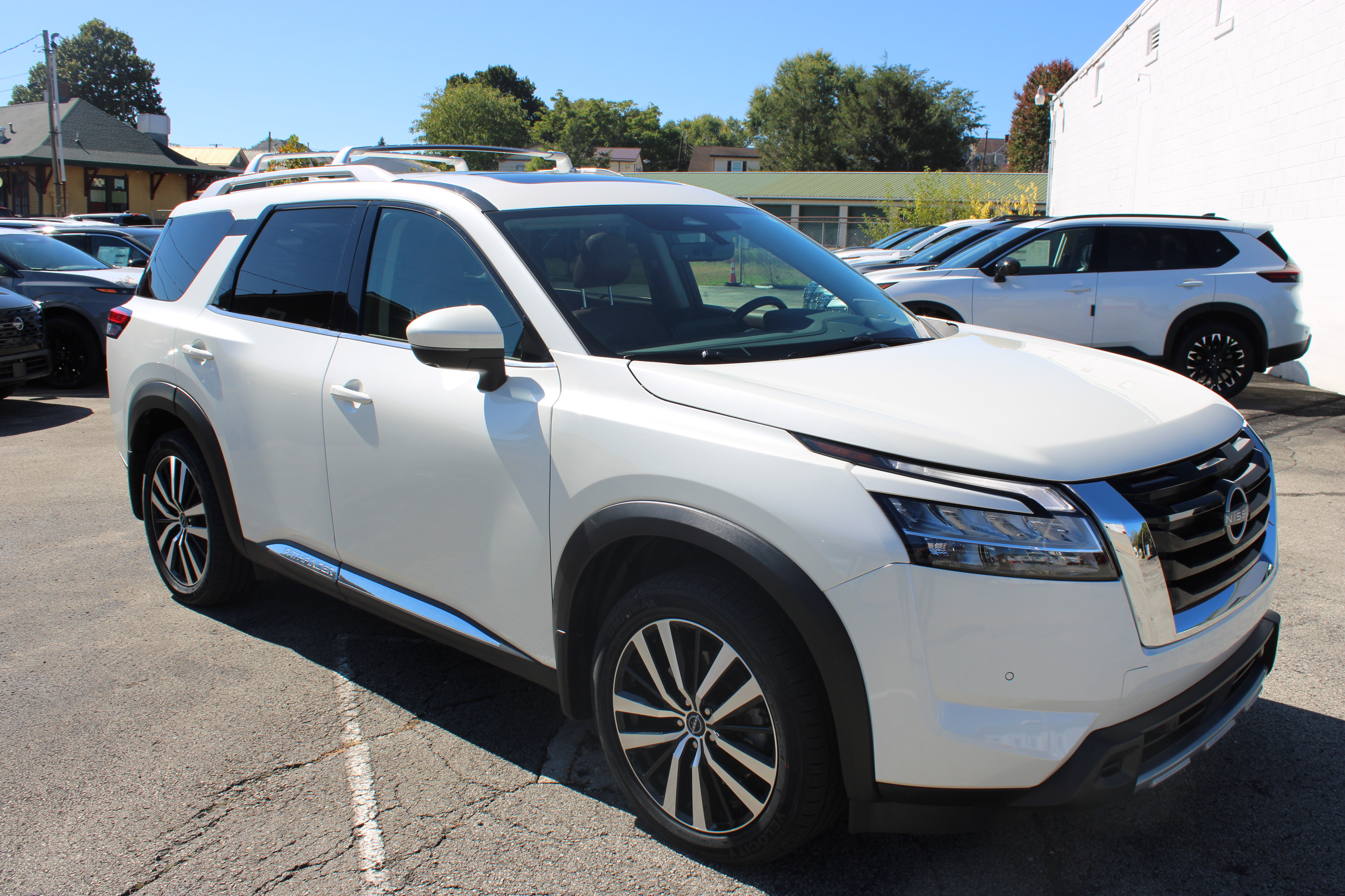 Certified 2024 Nissan Pathfinder Platinum AWD/4WD image 9