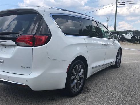 Used 2020 Chrysler Pacifica Limited w/ Tire & Wheel Group FWD image 6