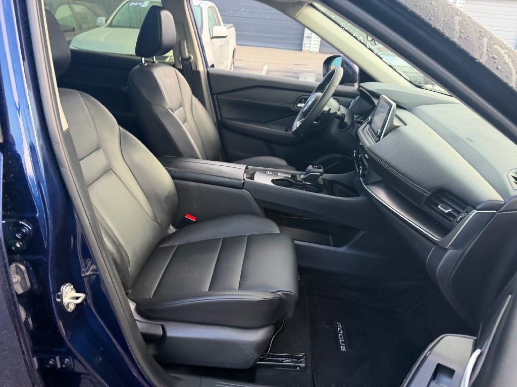 Certified 2024 Nissan Rogue SV w/ SV Premium Package FWD image 17