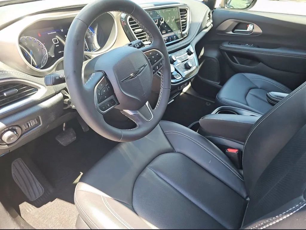 Used 2025 Chrysler Pacifica Select w/ Fav Edition Package FWD image 11