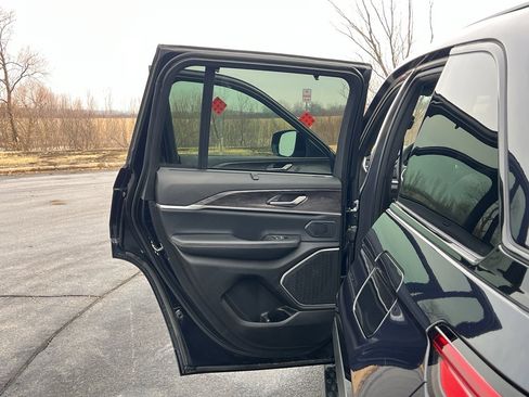 Used 2024 Jeep Grand Cherokee Limited w/ Luxury Tech Group II image 36