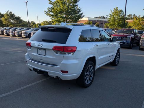Used 2017 Jeep Grand Cherokee Overland AWD/4WD image 4