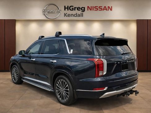 Used 2023 Hyundai Palisade Calligraphy FWD image 2